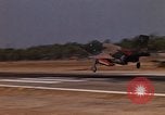 Standbild Kameras entladen von RF-101C der Rückkehr von Mission Ubon Ratchathani Thailand, 1967, aus Sekunde 30 historischem Filmmaterial Videoclip 65675038913