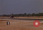 Standbild Kameras entladen von RF-101C der Rückkehr von Mission Ubon Ratchathani Thailand, 1967, aus Sekunde 32 historischem Filmmaterial Videoclip 65675038913