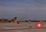 Standbild Kameras entladen von RF-101C der Rückkehr von Mission Ubon Ratchathani Thailand, 1967, aus Sekunde 37 historischem Filmmaterial Videoclip 65675038913