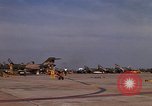 Standbild Kameras entladen von RF-101C der Rückkehr von Mission Ubon Ratchathani Thailand, 1967, aus Sekunde 41 historischem Filmmaterial Videoclip 65675038913