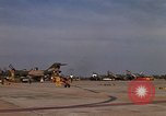 Standbild Kameras entladen von RF-101C der Rückkehr von Mission Ubon Ratchathani Thailand, 1967, aus Sekunde 42 historischem Filmmaterial Videoclip 65675038913