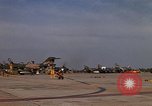 Standbild Kameras entladen von RF-101C der Rückkehr von Mission Ubon Ratchathani Thailand, 1967, aus Sekunde 45 historischem Filmmaterial Videoclip 65675038913
