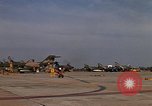 Standbild Kameras entladen von RF-101C der Rückkehr von Mission Ubon Ratchathani Thailand, 1967, aus Sekunde 46 historischem Filmmaterial Videoclip 65675038913