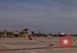 Standbild Kameras entladen von RF-101C der Rückkehr von Mission Ubon Ratchathani Thailand, 1967, aus Sekunde 48 historischem Filmmaterial Videoclip 65675038913