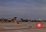 Standbild Kameras entladen von RF-101C der Rückkehr von Mission Ubon Ratchathani Thailand, 1967, aus Sekunde 50 historischem Filmmaterial Videoclip 65675038913