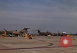 Standbild Kameras entladen von RF-101C der Rückkehr von Mission Ubon Ratchathani Thailand, 1967, aus Sekunde 51 historischem Filmmaterial Videoclip 65675038913