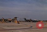 Standbild Kameras entladen von RF-101C der Rückkehr von Mission Ubon Ratchathani Thailand, 1967, aus Sekunde 52 historischem Filmmaterial Videoclip 65675038913
