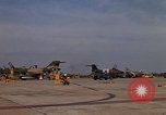 Standbild Kameras entladen von RF-101C der Rückkehr von Mission Ubon Ratchathani Thailand, 1967, aus Sekunde 53 historischem Filmmaterial Videoclip 65675038913