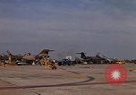 Standbild Kameras entladen von RF-101C der Rückkehr von Mission Ubon Ratchathani Thailand, 1967, aus Sekunde 54 historischem Filmmaterial Videoclip 65675038913