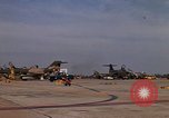 Standbild Kameras entladen von RF-101C der Rückkehr von Mission Ubon Ratchathani Thailand, 1967, aus Sekunde 55 historischem Filmmaterial Videoclip 65675038913