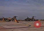 Standbild Kameras entladen von RF-101C der Rückkehr von Mission Ubon Ratchathani Thailand, 1967, aus Sekunde 59 historischem Filmmaterial Videoclip 65675038913