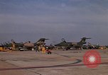 Standbild Kameras entladen von RF-101C der Rückkehr von Mission Ubon Ratchathani Thailand, 1967, aus Sekunde 61 historischem Filmmaterial Videoclip 65675038913