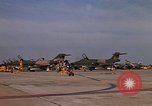 Standbild Kameras entladen von RF-101C der Rückkehr von Mission Ubon Ratchathani Thailand, 1967, aus Sekunde 62 historischem Filmmaterial Videoclip 65675038913
