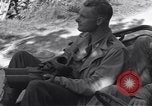 Standbild United States Army Soldaten Perriers-en-Beauficel Frankreich, 1944, aus Sekunde 32 historischem Filmmaterial Videoclip 65675039021