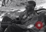 Standbild United States Army Soldaten Perriers-en-Beauficel Frankreich, 1944, aus Sekunde 37 historischem Filmmaterial Videoclip 65675039021