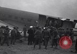 Standbild General Dwight Eisenhower mit Alliierten Generäle in der Normandie Frankreich, 1944, aus Sekunde 9 historischem Filmmaterial Videoclip 65675039026