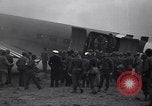 Standbild General Dwight Eisenhower mit Alliierten Generäle in der Normandie Frankreich, 1944, aus Sekunde 11 historischem Filmmaterial Videoclip 65675039026