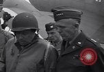 Standbild General Dwight Eisenhower mit Alliierten Generäle in der Normandie Frankreich, 1944, aus Sekunde 13 historischem Filmmaterial Videoclip 65675039026