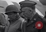 Standbild General Dwight Eisenhower mit Alliierten Generäle in der Normandie Frankreich, 1944, aus Sekunde 14 historischem Filmmaterial Videoclip 65675039026