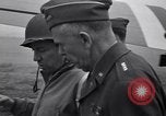 Standbild General Dwight Eisenhower mit Alliierten Generäle in der Normandie Frankreich, 1944, aus Sekunde 15 historischem Filmmaterial Videoclip 65675039026