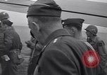 Standbild General Dwight Eisenhower mit Alliierten Generäle in der Normandie Frankreich, 1944, aus Sekunde 16 historischem Filmmaterial Videoclip 65675039026