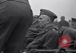 Standbild General Dwight Eisenhower mit Alliierten Generäle in der Normandie Frankreich, 1944, aus Sekunde 27 historischem Filmmaterial Videoclip 65675039026
