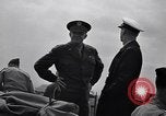 Standbild General Dwight Eisenhower mit Alliierten Generäle in der Normandie Frankreich, 1944, aus Sekunde 32 historischem Filmmaterial Videoclip 65675039026
