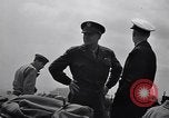 Standbild General Dwight Eisenhower mit Alliierten Generäle in der Normandie Frankreich, 1944, aus Sekunde 34 historischem Filmmaterial Videoclip 65675039026