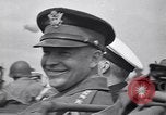 Standbild General Dwight Eisenhower mit Alliierten Generäle in der Normandie Frankreich, 1944, aus Sekunde 36 historischem Filmmaterial Videoclip 65675039026