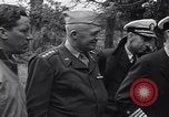 Standbild General Dwight Eisenhower mit Alliierten Generäle in der Normandie Frankreich, 1944, aus Sekunde 43 historischem Filmmaterial Videoclip 65675039026
