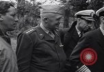 Standbild General Dwight Eisenhower mit Alliierten Generäle in der Normandie Frankreich, 1944, aus Sekunde 45 historischem Filmmaterial Videoclip 65675039026