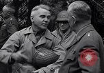 Standbild General Dwight Eisenhower mit Alliierten Generäle in der Normandie Frankreich, 1944, aus Sekunde 46 historischem Filmmaterial Videoclip 65675039026