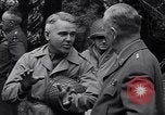 Standbild General Dwight Eisenhower mit Alliierten Generäle in der Normandie Frankreich, 1944, aus Sekunde 48 historischem Filmmaterial Videoclip 65675039026