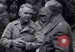 Standbild General Dwight Eisenhower mit Alliierten Generäle in der Normandie Frankreich, 1944, aus Sekunde 49 historischem Filmmaterial Videoclip 65675039026