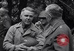 Standbild General Dwight Eisenhower mit Alliierten Generäle in der Normandie Frankreich, 1944, aus Sekunde 50 historischem Filmmaterial Videoclip 65675039026