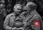 Standbild General Dwight Eisenhower mit Alliierten Generäle in der Normandie Frankreich, 1944, aus Sekunde 51 historischem Filmmaterial Videoclip 65675039026