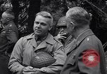 Standbild General Dwight Eisenhower mit Alliierten Generäle in der Normandie Frankreich, 1944, aus Sekunde 52 historischem Filmmaterial Videoclip 65675039026