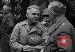 Standbild General Dwight Eisenhower mit Alliierten Generäle in der Normandie Frankreich, 1944, aus Sekunde 53 historischem Filmmaterial Videoclip 65675039026