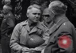 Standbild General Dwight Eisenhower mit Alliierten Generäle in der Normandie Frankreich, 1944, aus Sekunde 54 historischem Filmmaterial Videoclip 65675039026