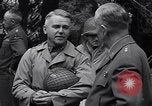 Standbild General Dwight Eisenhower mit Alliierten Generäle in der Normandie Frankreich, 1944, aus Sekunde 55 historischem Filmmaterial Videoclip 65675039026