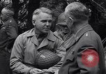 Standbild General Dwight Eisenhower mit Alliierten Generäle in der Normandie Frankreich, 1944, aus Sekunde 56 historischem Filmmaterial Videoclip 65675039026