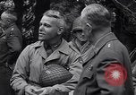 Standbild General Dwight Eisenhower mit Alliierten Generäle in der Normandie Frankreich, 1944, aus Sekunde 57 historischem Filmmaterial Videoclip 65675039026