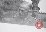 Standbild General Dwight Eisenhower mit Alliierten Generäle in der Normandie Frankreich, 1944, aus Sekunde 58 historischem Filmmaterial Videoclip 65675039026