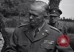 Standbild General Dwight Eisenhower mit Alliierten Generäle in der Normandie Frankreich, 1944, aus Sekunde 59 historischem Filmmaterial Videoclip 65675039026