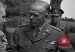 Standbild General Dwight Eisenhower mit Alliierten Generäle in der Normandie Frankreich, 1944, aus Sekunde 60 historischem Filmmaterial Videoclip 65675039026