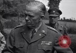 Standbild General Dwight Eisenhower mit Alliierten Generäle in der Normandie Frankreich, 1944, aus Sekunde 61 historischem Filmmaterial Videoclip 65675039026