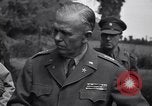 Standbild General Dwight Eisenhower mit Alliierten Generäle in der Normandie Frankreich, 1944, aus Sekunde 62 historischem Filmmaterial Videoclip 65675039026