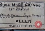 Standbild Air Force Munition Team mit mobilen Kran offload Bomben vom Lkw U-Tapao Royal Thai Air Force Base Thailand, 1969, aus Sekunde 3 historischem Filmmaterial Videoclip 65675039067
