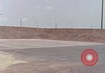 Standbild Air Force Munition Team mit mobilen Kran offload Bomben vom Lkw U-Tapao Royal Thai Air Force Base Thailand, 1969, aus Sekunde 4 historischem Filmmaterial Videoclip 65675039067