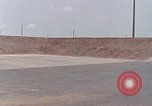 Standbild Air Force Munition Team mit mobilen Kran offload Bomben vom Lkw U-Tapao Royal Thai Air Force Base Thailand, 1969, aus Sekunde 5 historischem Filmmaterial Videoclip 65675039067
